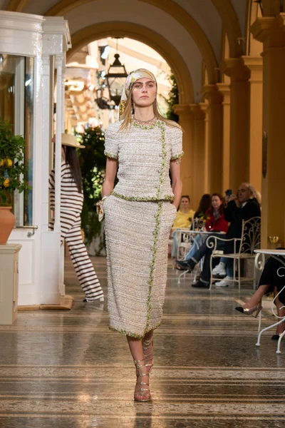 Look 19